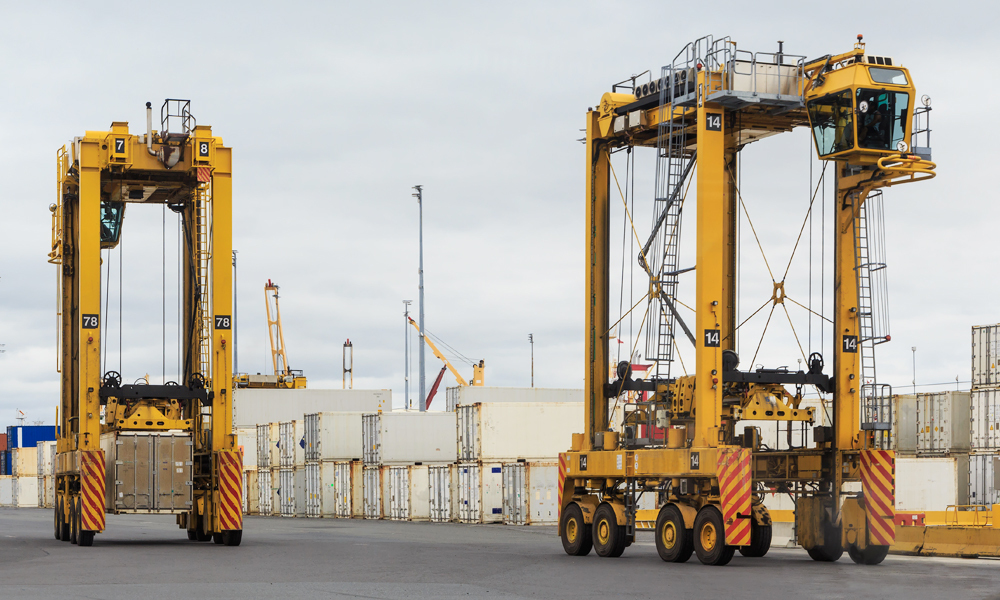 straddle carrier - port equipment