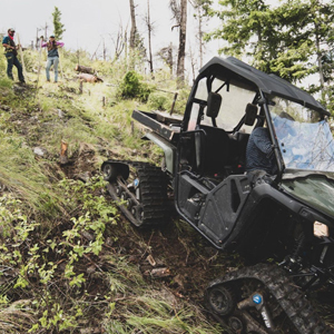 Camso Powersports Cote a cote systeme chenilles vehicule travailleurs terrain escarpe raide arbre 300x300