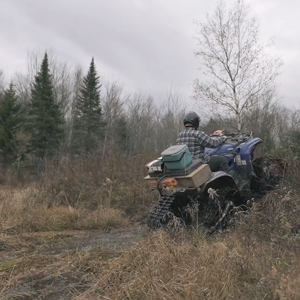 Camso Powersports VTT systeme chenilles vehicule conducteur monte terrain escarpe raide arbres 300x300