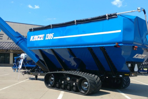 chariots à grains Kinze avec chenilles Camso