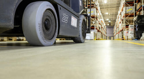 Camso Thumbnail Material Handling Blog Article Non marking tires